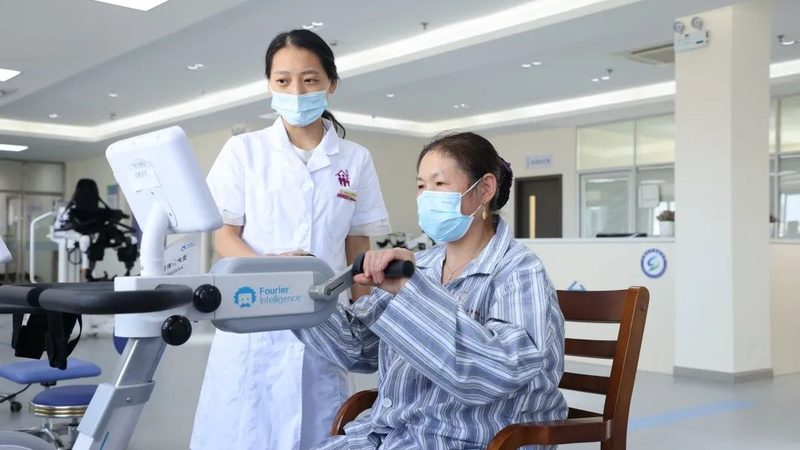家庭陪护服务的价格主要由以下几个因素构成：