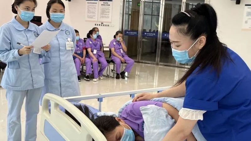 半失能老人护理和养老区别
